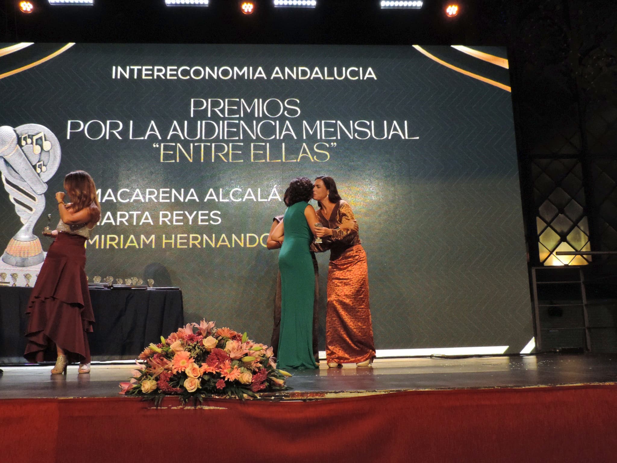Marta Reyes Ojeda recibiendo el premio mensual de 'Entre Ellas' en Intereconomía Andalucía