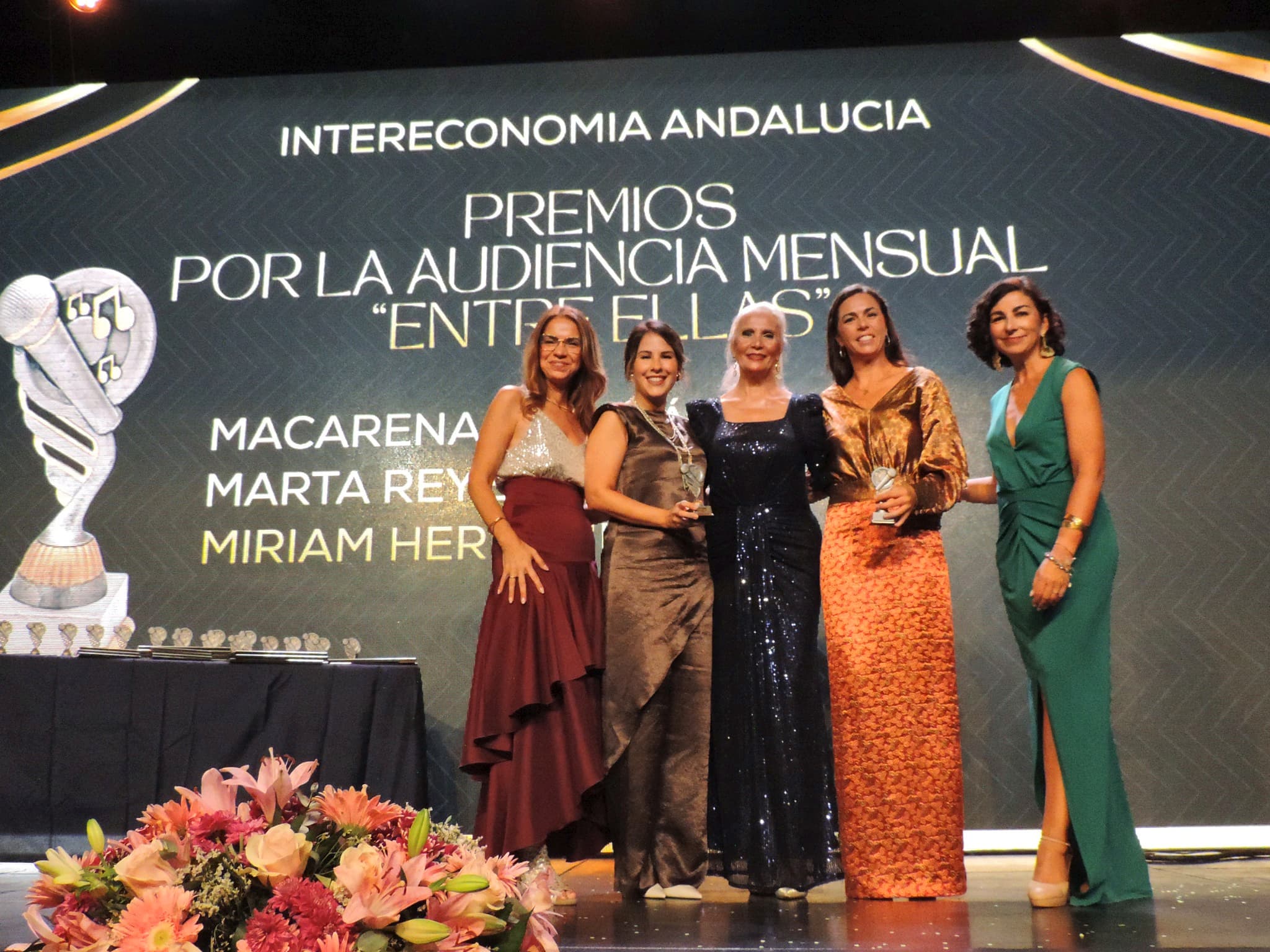 Marta Reyes Ojeda con el equipo al recoger el premio mensual de 'Entre Ellas' en Intereconomía Andalucía