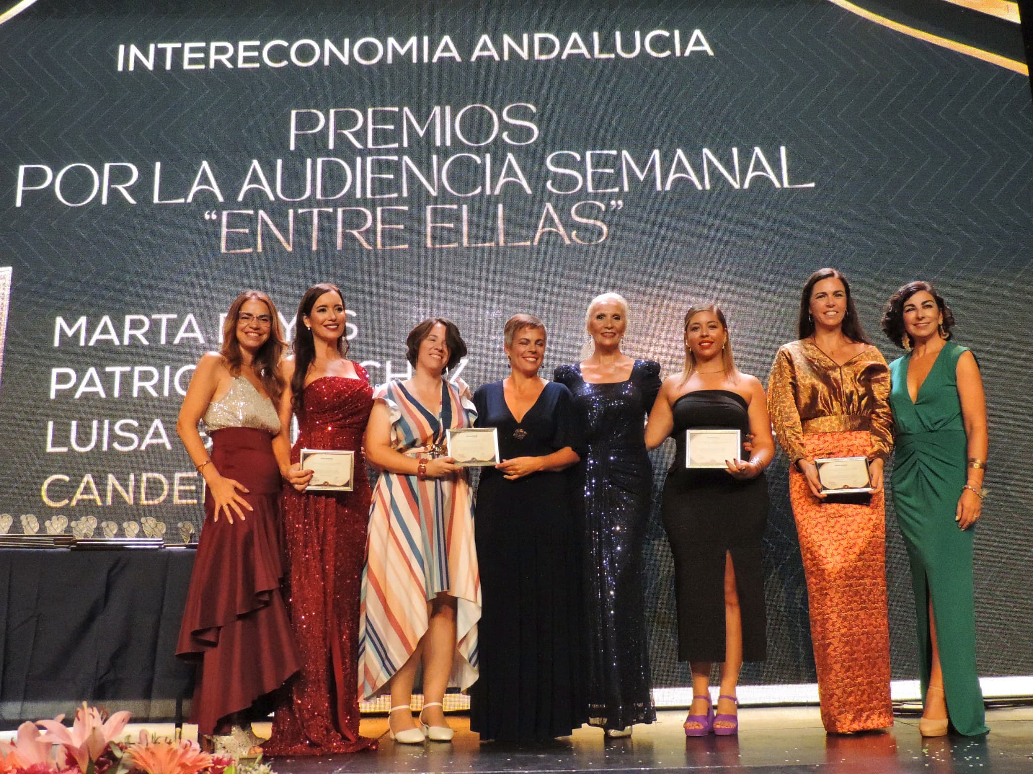 Marta Reyes Ojeda con el equipo tras recibir el premio semanal de 'Entre Ellas' en Intereconomía Andalucía