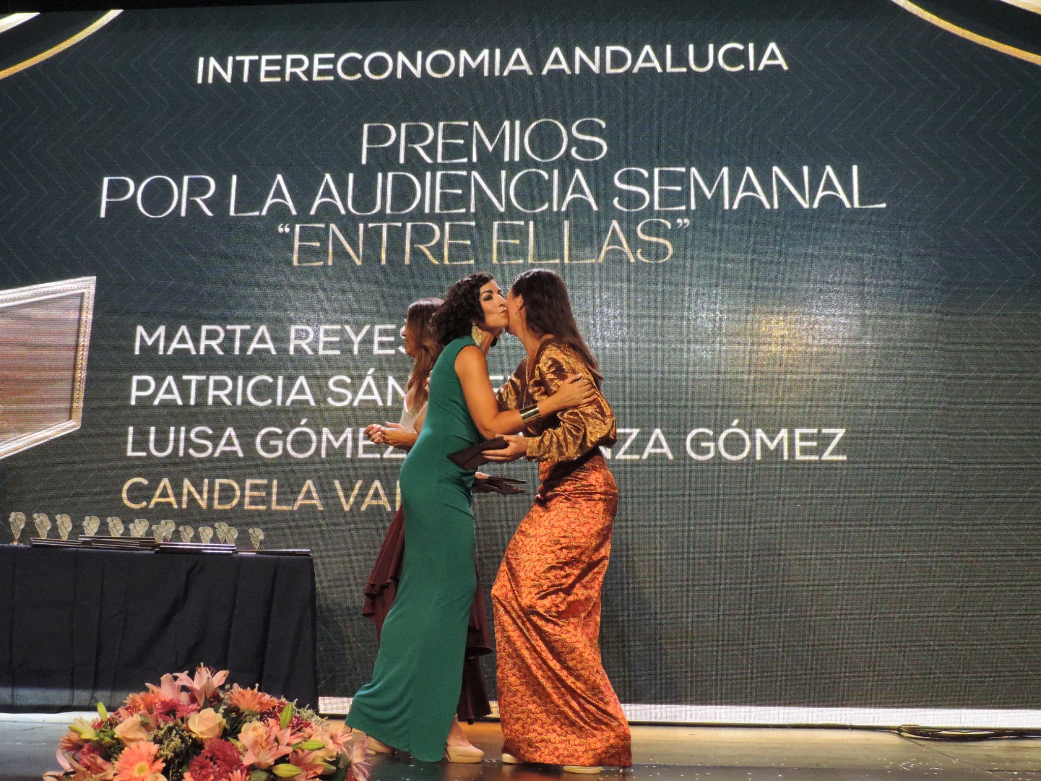 Marta Reyes Ojeda recibiendo el premio semanal de 'Entre Ellas' en Intereconomía Andalucía