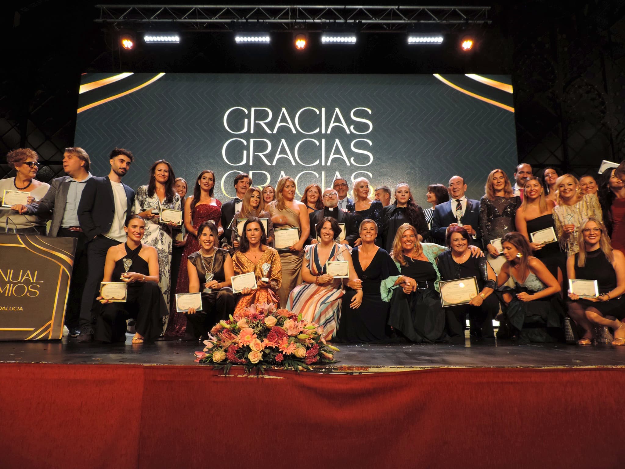 Foto final de los premiados de 'Entre Ellas' en Intereconomía Andalucía